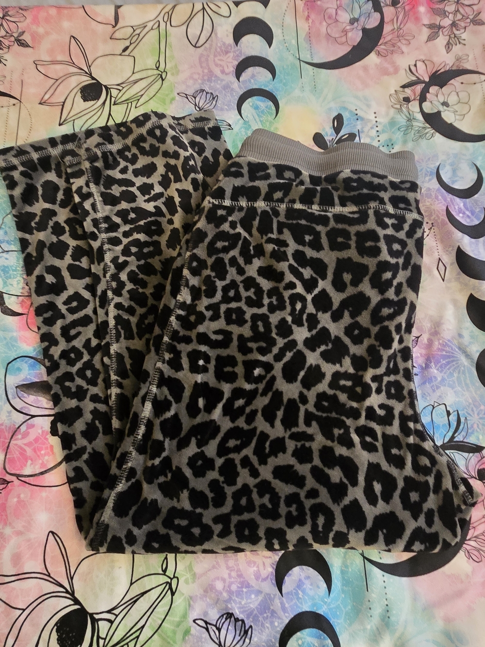 Womans Leopard Print Velvet/Fleece Capri Joggers - Gray/Black